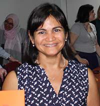 City officials exchange showing results